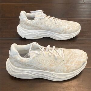 New without box Salamon Aero Glide 2 lace up vanilla lace up sneakers size 9,9.5